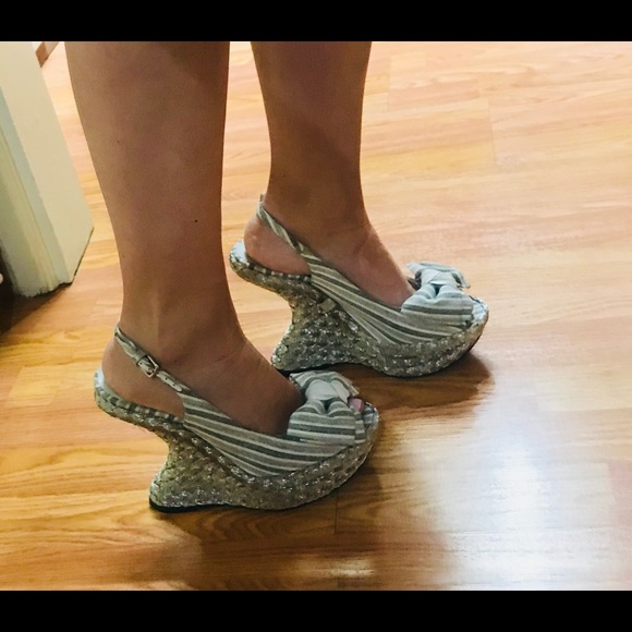 Stuart Weitzman Wedge with bow - Picture 4 of 4